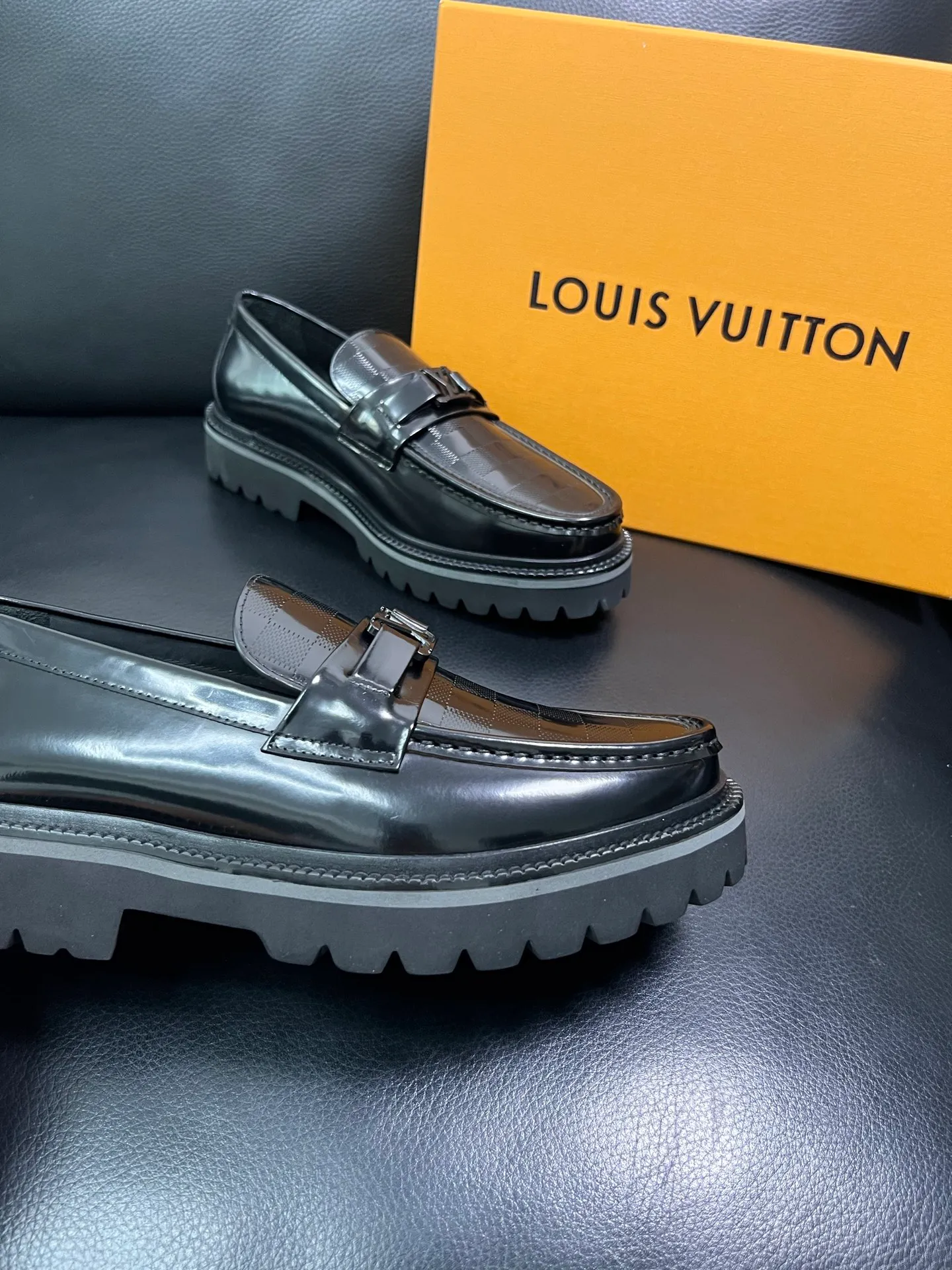 Men's shoes 💰780 Lv top purchasing Louis Vuitton leather shoes counter synchronization, uppers imported from Italy, imported water-dyed cowhide lining, soles: original soles specially provided by the original factory, original factory follow-up goods, high quality, welcome to compare, code number 38-44 (customized 45) 85842
